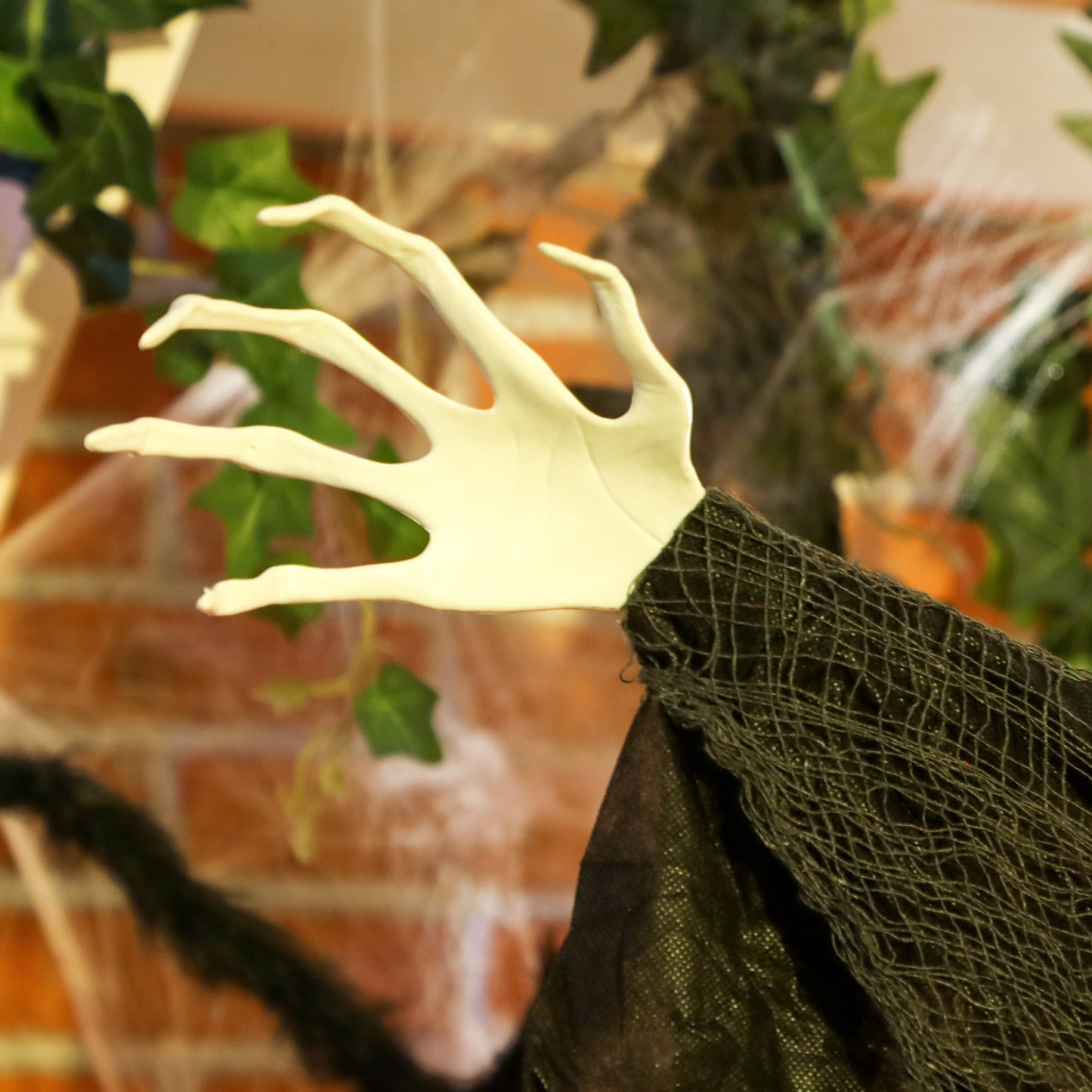 Outsunny 183 cm Life Size Halloween Animated Hanging Witch with Glowing LED Eyes, Spooky Witch Scary Halloween Decorations, Battery Operated, Indoor Party Props