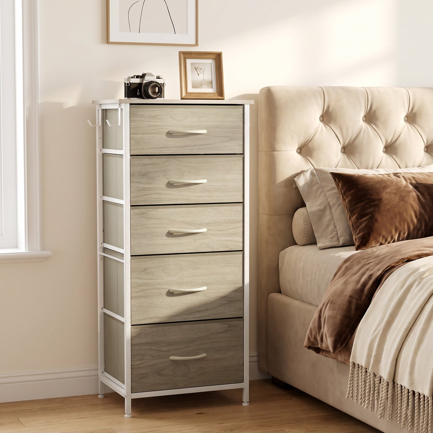 HOMCOM Chest of Drawers, Dresser with 5 Fabric Drawers, Tall Storage Unit with 4 Pockets and 2 Hooks Steel Frame, Natural Wood
