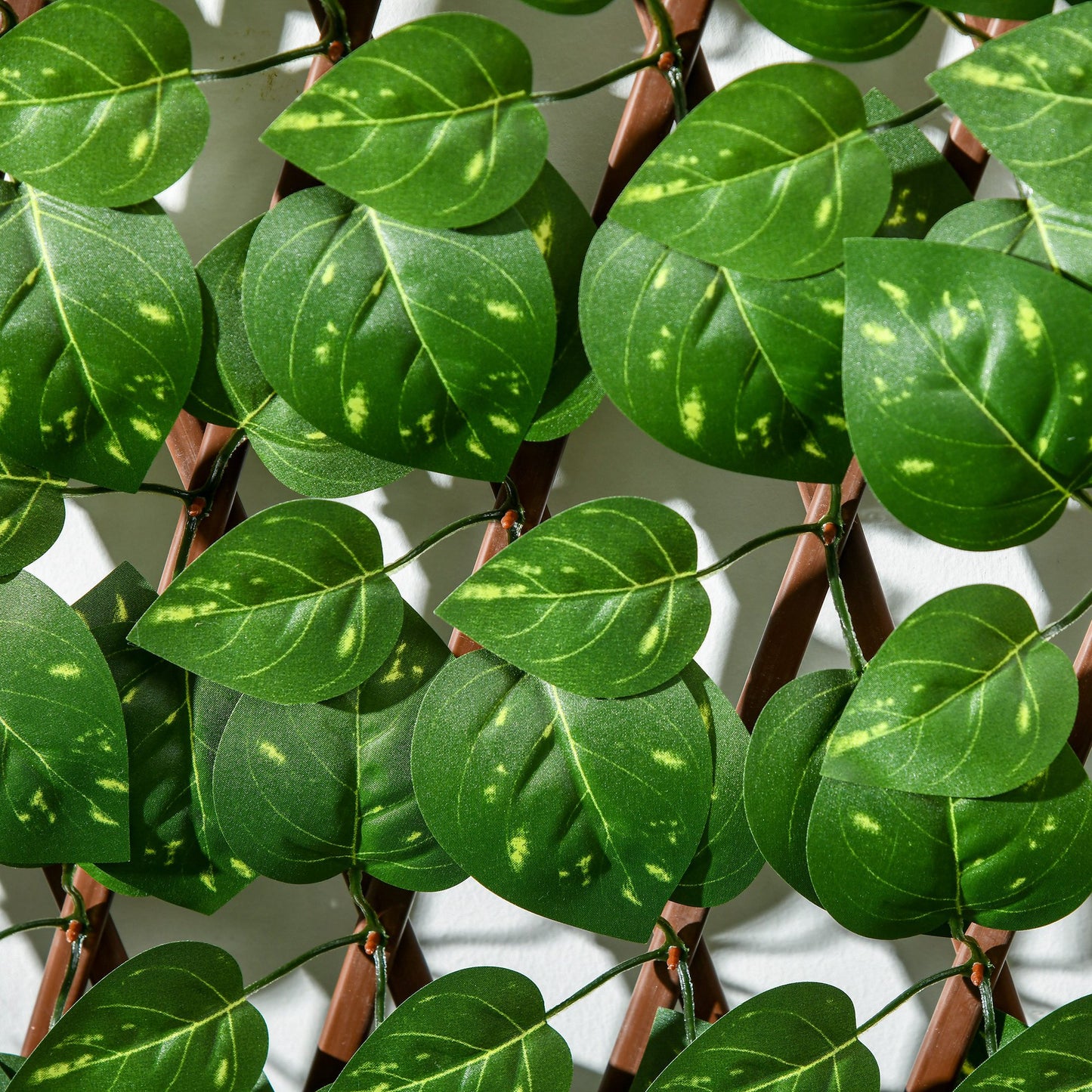 Outsunny Set of 2 Expandable Artificial Trellis Hedges â€“ Realistic Leaf Privacy Screen, 2 x 1 m