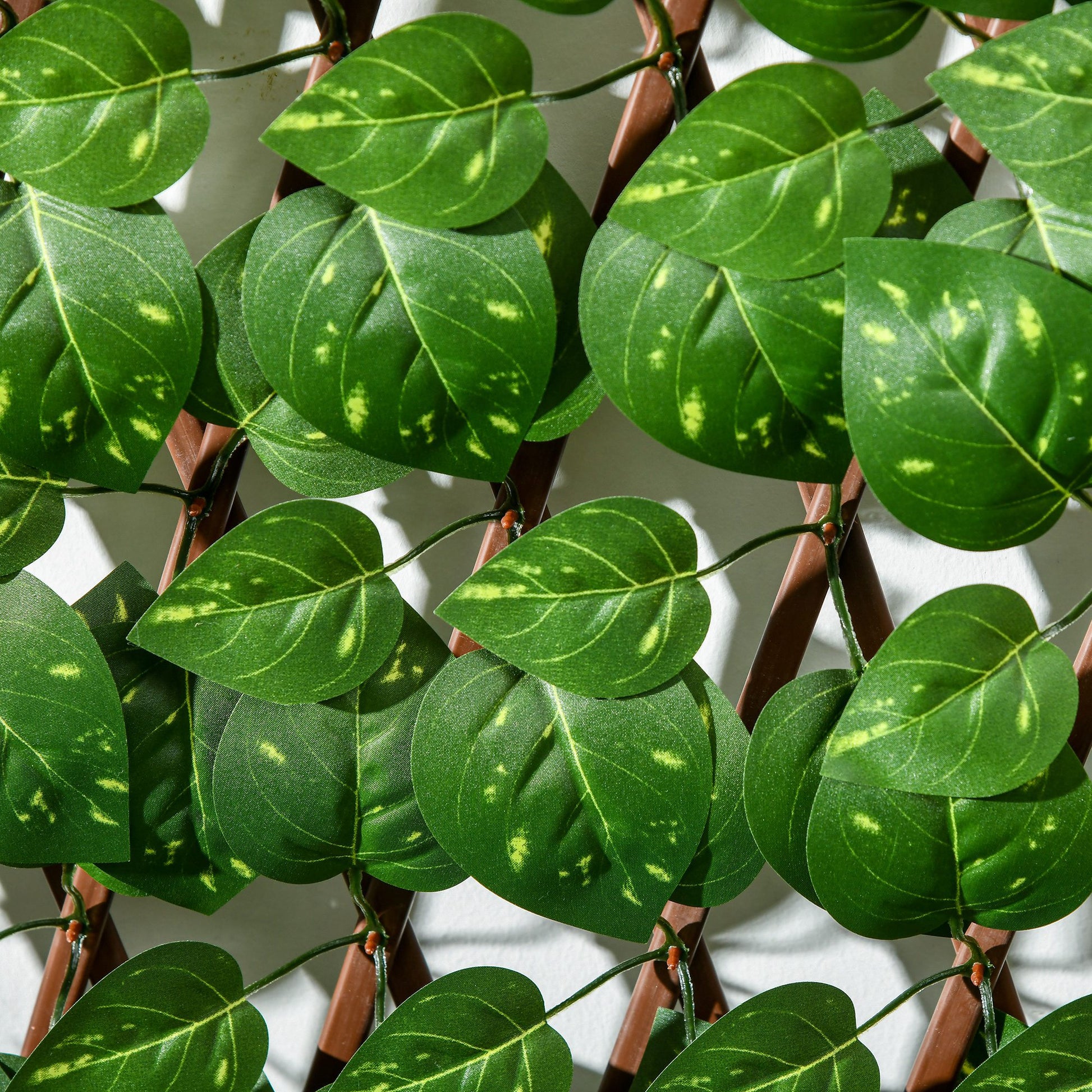 Outsunny Set of 2 Expandable Artificial Trellis Hedges â€“ Realistic Leaf Privacy Screen, 2 x 1 m