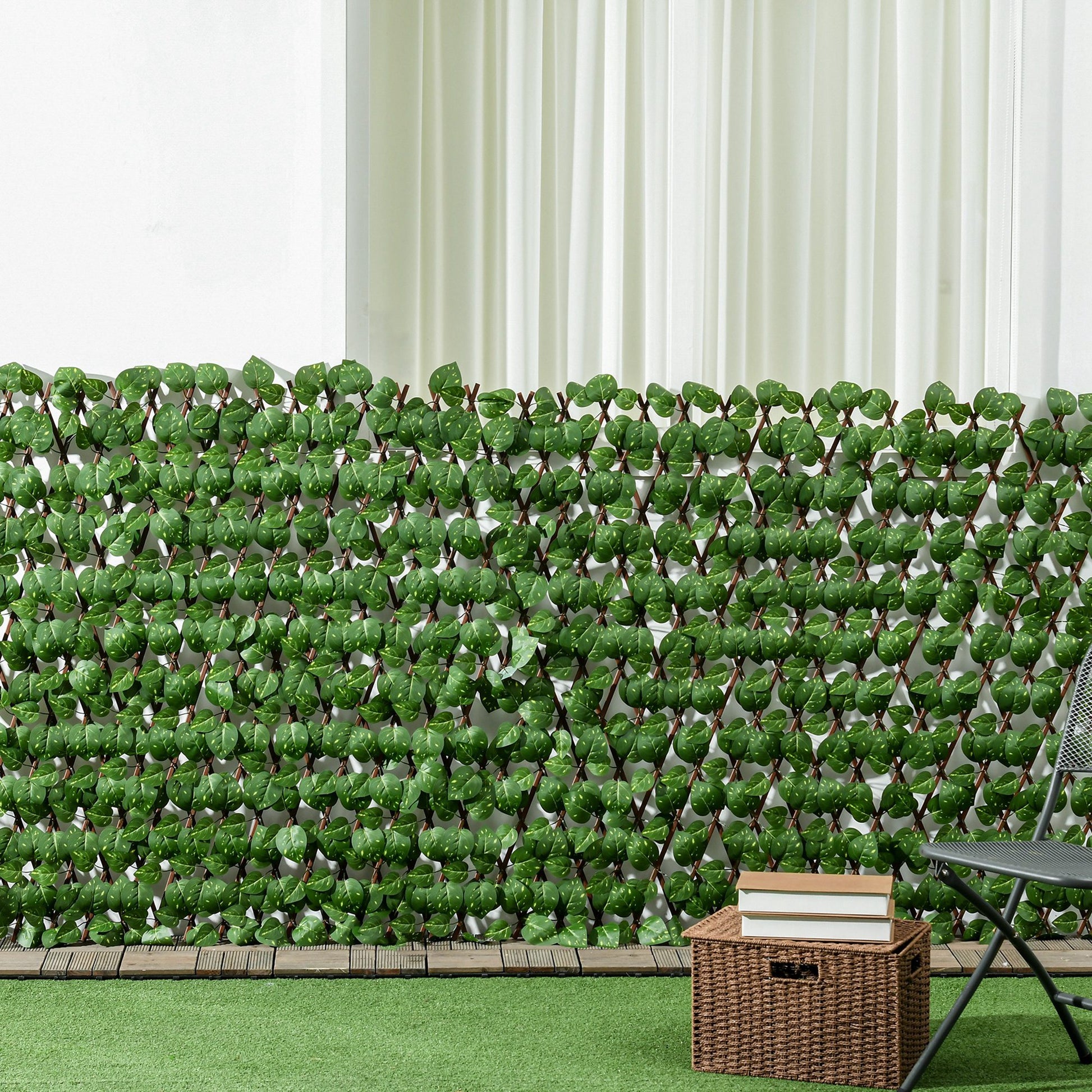 Outsunny Set of 2 Expandable Artificial Trellis Hedges â€“ Realistic Leaf Privacy Screen, 2 x 1 m