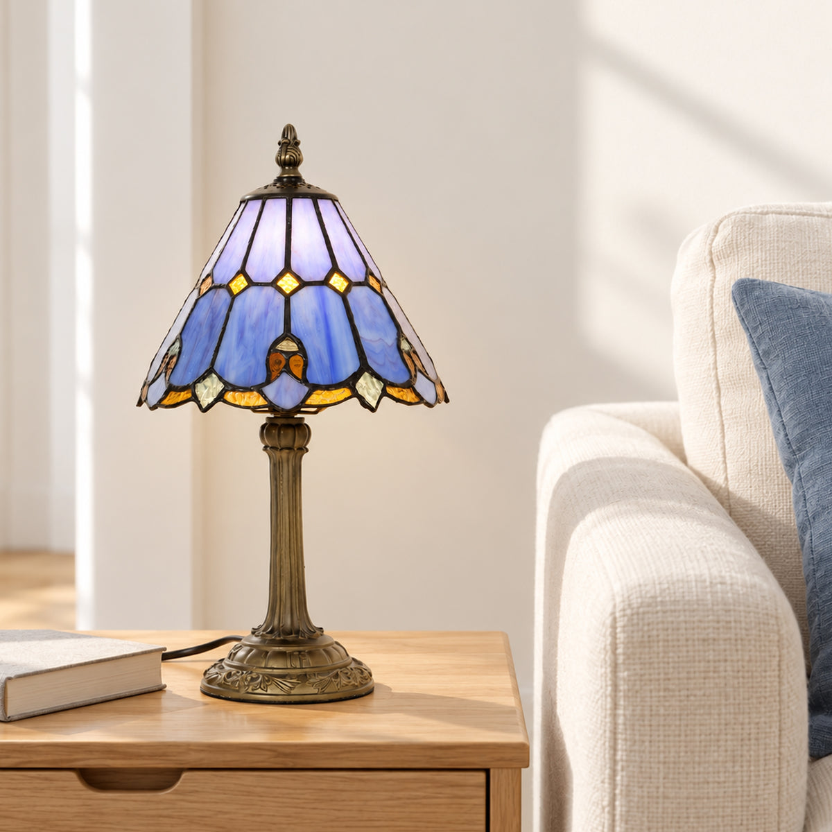 HOMCOM Tiffany-Style Table Lamp with Geometric Patterns, Handcrafted Antique Stained Glass Bedside Lamp, E27 Socket, Blue