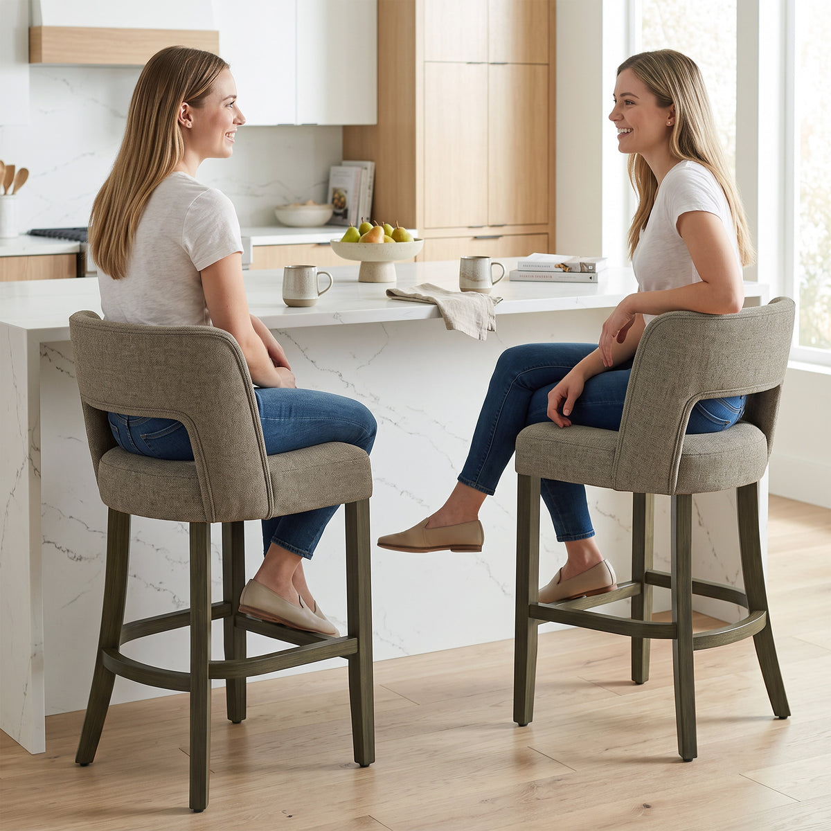 HOMCOM Bar Stools Set of 2, Counter Height Bar Stools with Curved Backrest, for Kitchen Island, Dining Room, Living Room, Brown