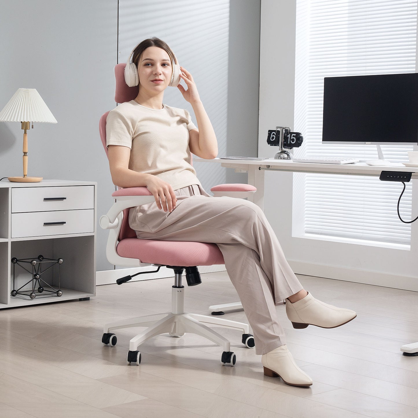 Vinsetto Multi-Adjustable Office Chair, with Lumbar Support, Headrest and Mesh Back - Pink